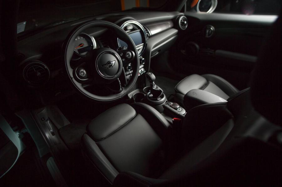 Интерьер Mini Cooper S Ice Blue (F56) 2017 года  (NA) (фото 6 из 6)